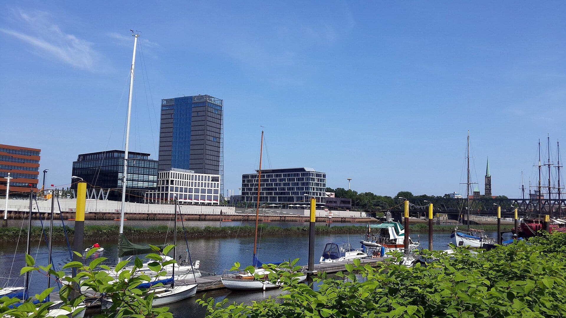 Überseestadt Bremen mit Weser und Weser Tower